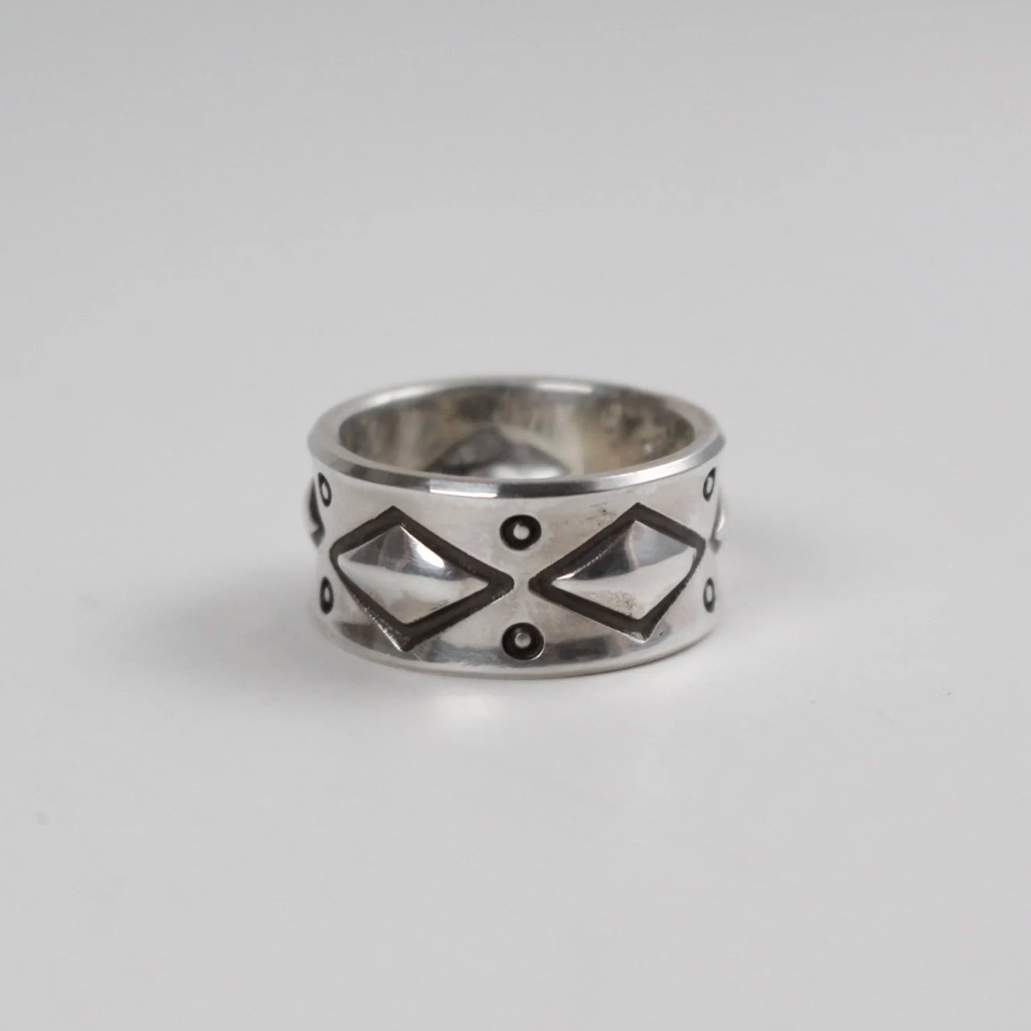 Sebastian Cilento - Repoussé Band Bevel Edge