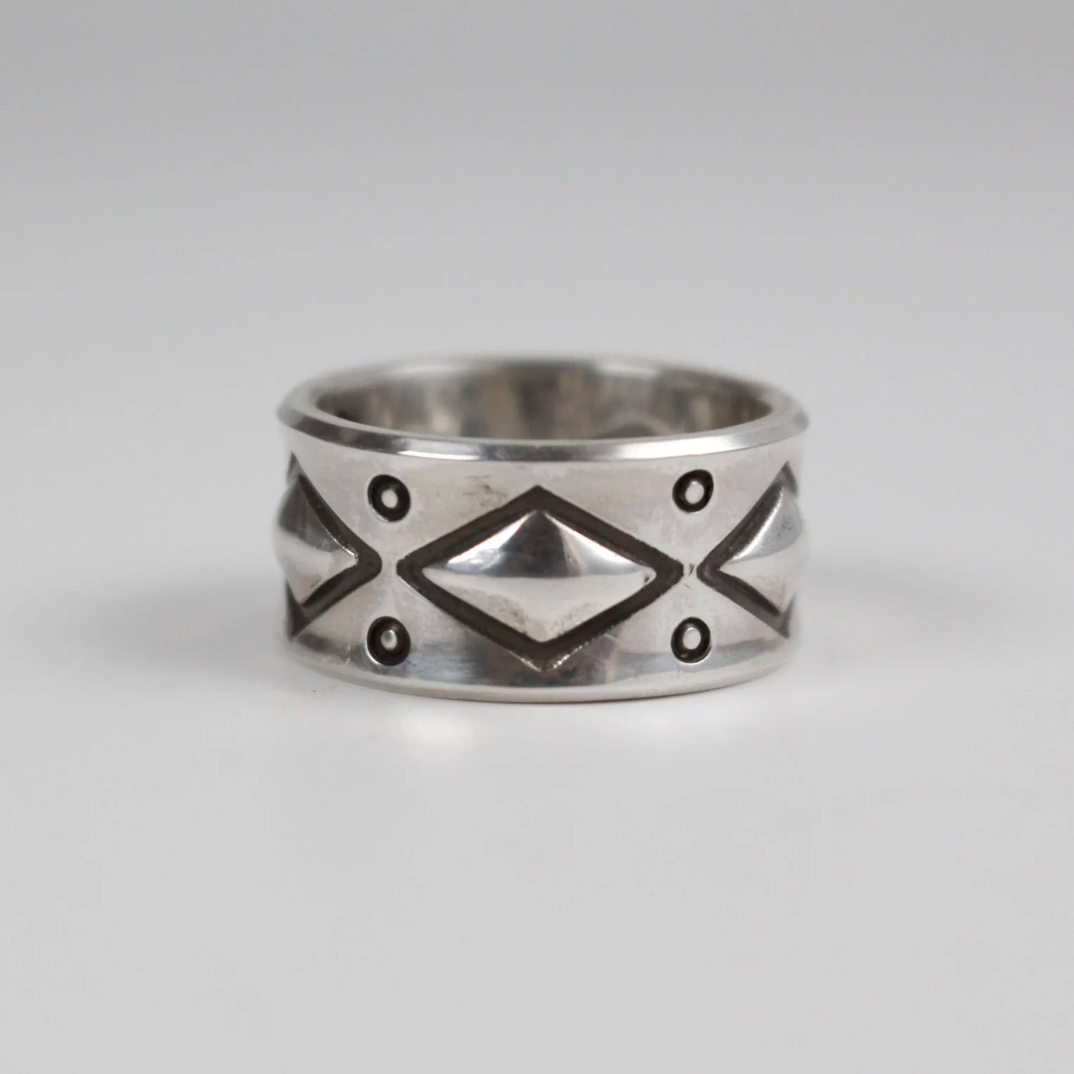Sebastian Cilento - Repoussé Band Bevel Edge