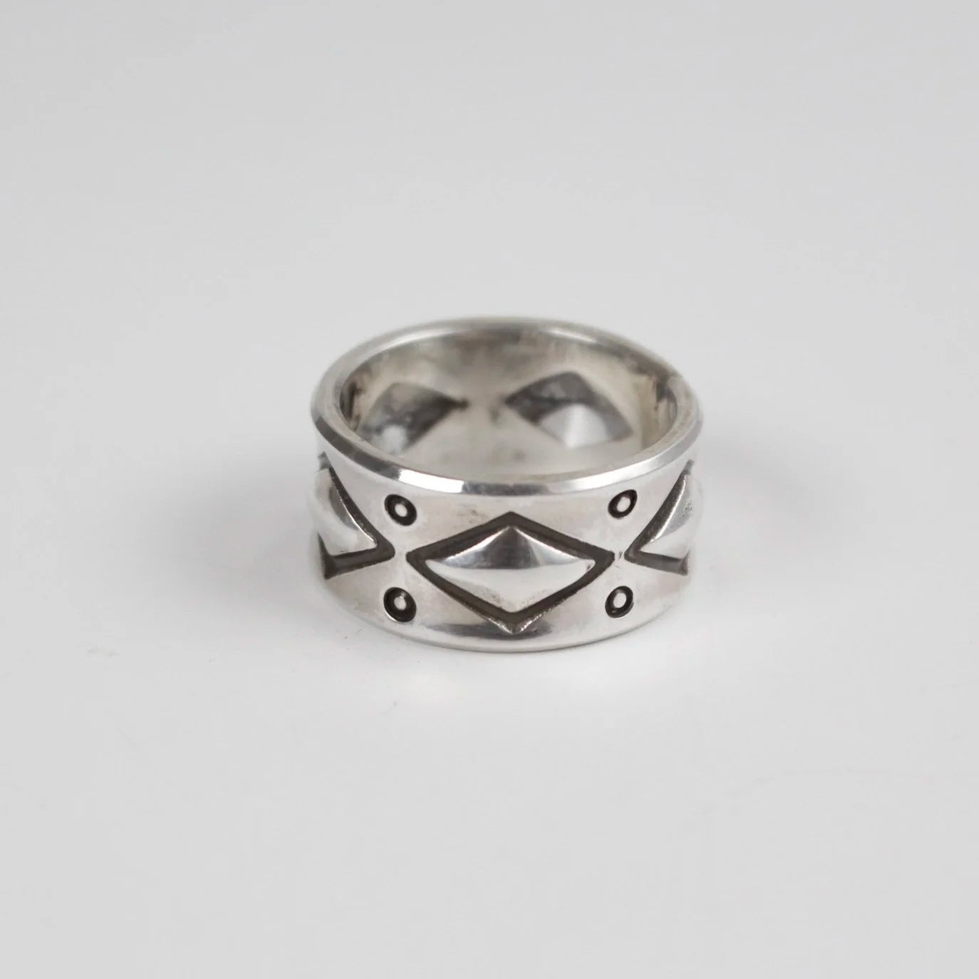 Sebastian Cilento - Repoussé Band Bevel Edge